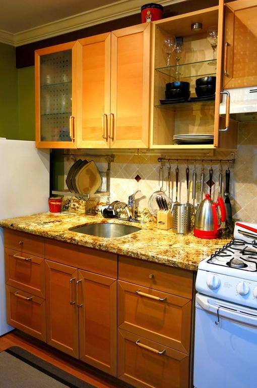 Choose To Be Happy At Seymour # 9 And #16 - Studio Apartments كينغستون الغرفة الصورة