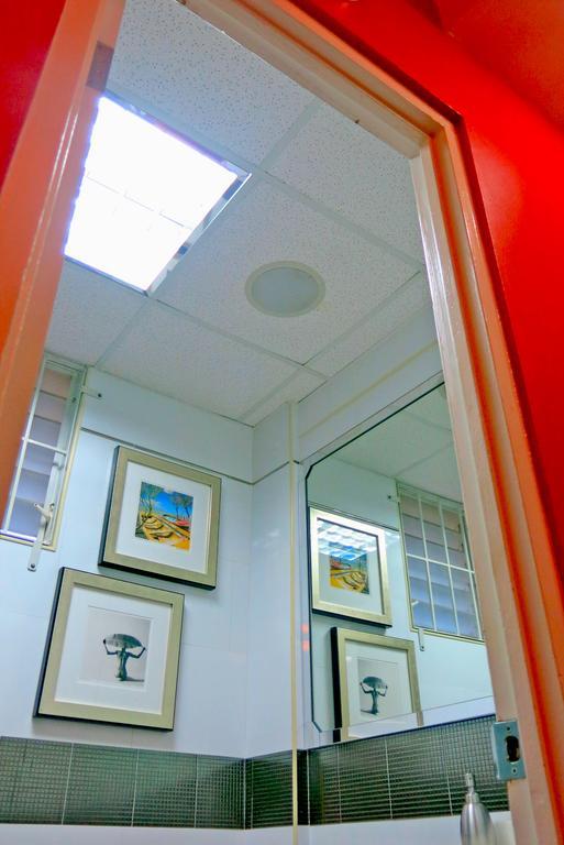 Choose To Be Happy At Seymour # 9 And #16 - Studio Apartments كينغستون الغرفة الصورة