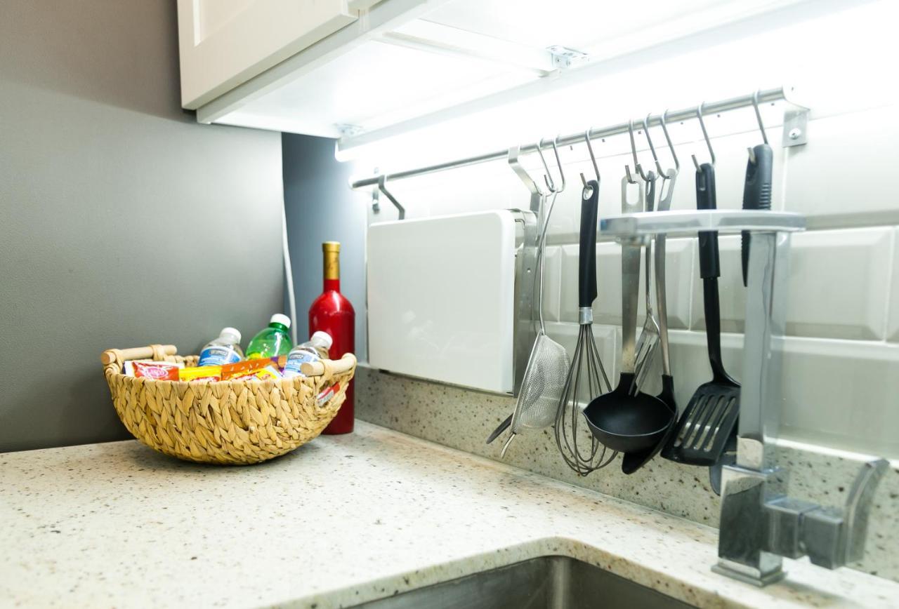 Choose To Be Happy At Seymour # 9 And #16 - Studio Apartments كينغستون المظهر الخارجي الصورة